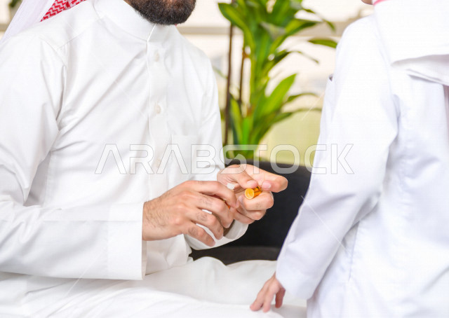 مشاركة رائعة لأب عربي خليجي سعودي مع ابنه في صباح يوم العيد ، ارتداء اللباس السعودي التقليدي ، العيدية ، القرقيعان ، احتفالات و مظاهر العيد ، عطلة رسمية ، قضاء أوقات عائلية سعيدة في العيد