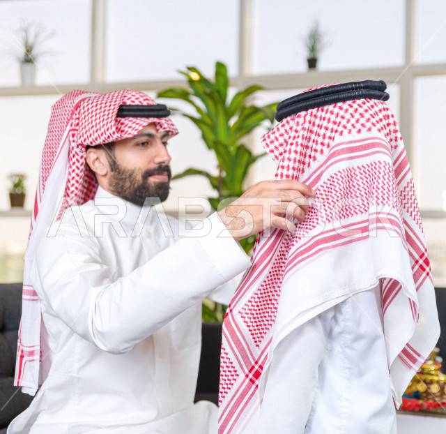 مشاركة رائعة لأب عربي خليجي سعودي مع ابنه في صباح يوم العيد ، ارتداء اللباس السعودي التقليدي ، العيدية ، القرقيعان ، احتفالات و مظاهر العيد ، عطلة رسمية ، قضاء أوقات عائلية سعيدة في العيد