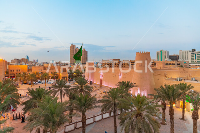 قصر المصمك في الرياض بالمملكة العربية السعودية، سارية علم السعودية، الهندسة المعمارية القديمة، علم السعودية، اشجار النخيل الخضراء، معالم تاريخية اثرية قديمة