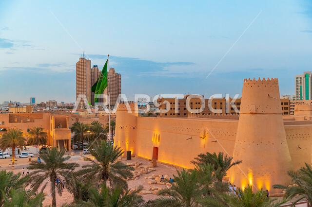 قصر المصمك في الرياض بالمملكة العربية السعودية، سارية علم السعودية، الهندسة المعمارية القديمة، علم السعودية، اشجار النخيل الخضراء، معالم تاريخية اثرية قديمة