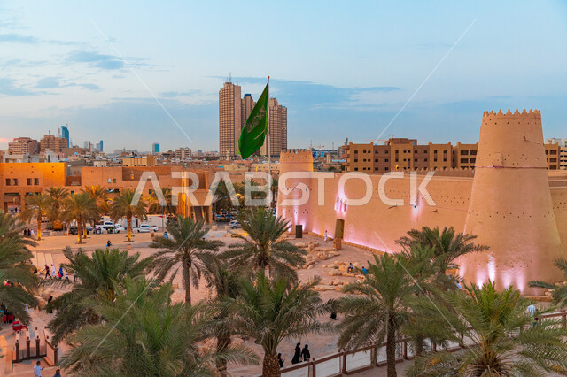 قصر المصمك في الرياض بالمملكة العربية السعودية، سارية علم السعودية، الهندسة المعمارية القديمة، علم السعودية، اشجار النخيل الخضراء، معالم تاريخية اثرية قديمة