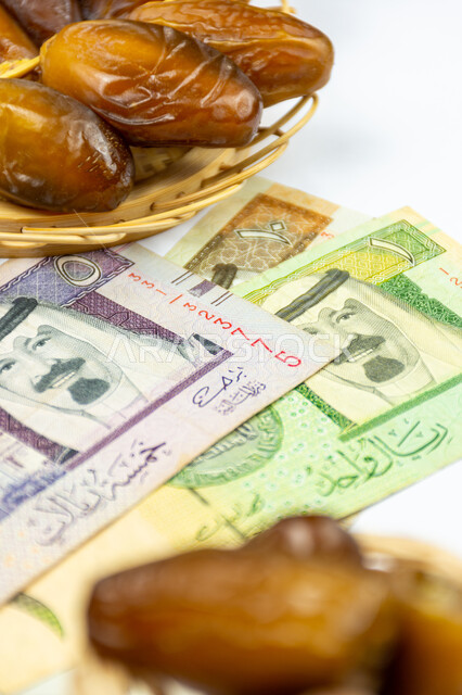 صورة مقربة لحبات التمر مع ورقة نقدية  10  ريال سعودي ، تمر دقلة نور، ضيافة رمضانية، التمور السعودية ، اوراق نقدية، الريال السعودي، شراء منتج التمر ، تجارة التمور السعودية ، رمضان