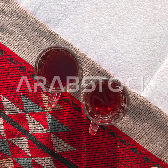 صورة مقربة لاكواب الشاي، المشروبات الساخنة، تقديم الشاي، الضيافة العربية، اكواب الشاي الاحمر