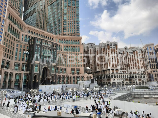 زوار بيت الله الحرام في الفناء الخارجي للمسجد الحرام في مكة المكرمة بالمملكة العربية السعودية، الابراج وناطحات السحاب، برج ساعة مكة، فندق فيرمونت، معالم مكة المشهورة
