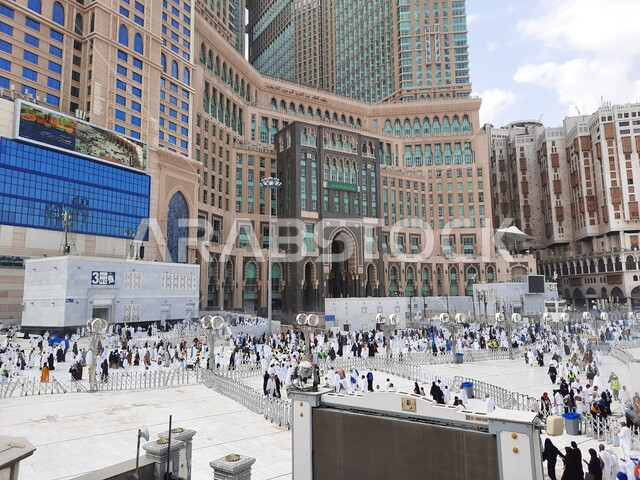 زوار بيت الله الحرام في الفناء الخارجي للمسجد الحرام في مكة المكرمة بالمملكة العربية السعودية، الابراج وناطحات السحاب، برج ساعة مكة، فندق فيرمونت، معالم مكة المشهورة