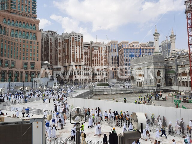 زوار بيت الله الحرام في الفناء الخارجي للمسجد الحرام في مكة المكرمة بالمملكة العربية السعودية، الابراج وناطحات السحاب، برج ساعة مكة، فندق فيرمونت، معالم مكة المشهورة