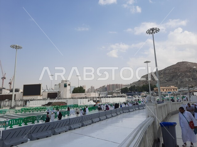 الحجاج والمعتمرين في الساحة الخارجية لبيت الله الحرام في مكة المكرمة بالمملكة العربية السعودية، المسجد الحرام، موسم الحج، معالم مكة، اماكن اسلامية مقدسة