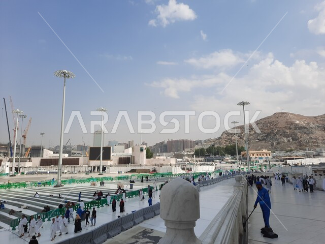 الحجاج والمعتمرين في الساحة الخارجية لبيت الله الحرام في مكة المكرمة بالمملكة العربية السعودية، المسجد الحرام، موسم الحج، معالم مكة، اماكن اسلامية مقدسة