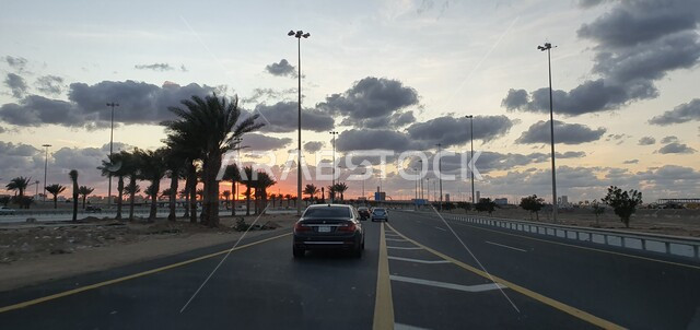 حركة مرور السيارات، الطرقات والشوارع، حركة المرور، الاشجار الخضراء، الغيوم البيضاء في السماء، خط سير السيارات