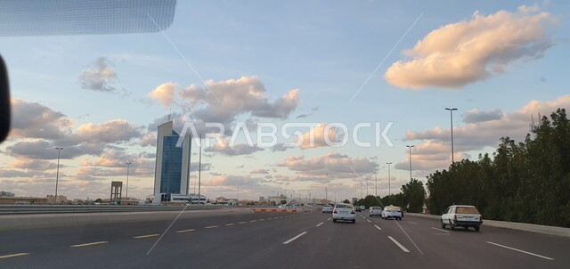 حركة مرور السيارات، الطرقات والشوارع، حركة المرور، الاشجار الخضراء، الغيوم البيضاء في السماء، خط سير السيارات