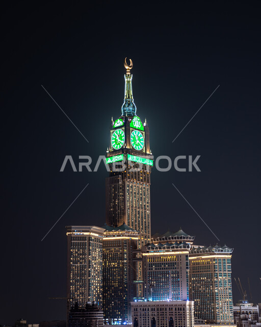 برج الساعة في مكة المكرمة بالمملكة العربية السعودية ليلا، الابراج وناطحات السحاب، برج مضيء باللون الاخضر، معالم السعودية المشهورة