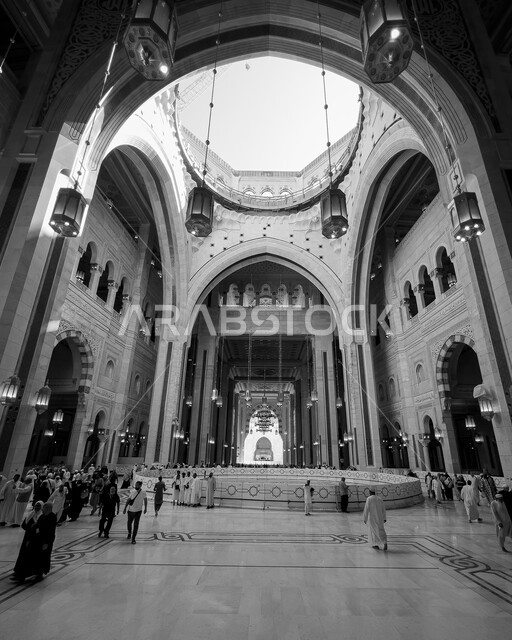صورة بالابيض والاسود من داخل المسجد الحرام في مكة المكرمة بالمملكة العربية السعودية، اماكن إسلامية مقدسة، زوار بيت الله الحرام، معالم اسلامية دينية
