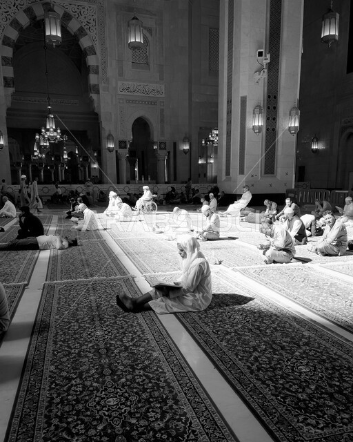 صورة بالابيض والاسود من داخل المسجد الحرام في مكة المكرمة بالمملكة العربية السعودية، اماكن إسلامية مقدسة، قراءة القرآن الكريم، التلاوة والتجويد، معالم اسلامية دينية