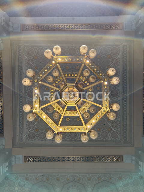 صورة من الاسفل لثريا داخل المسجد الحرام في مكة المكرمة بالمملكة العربية السعودية، اماكن إسلامية مقدسة، النجف والثريا، معالم اسلامية دينية