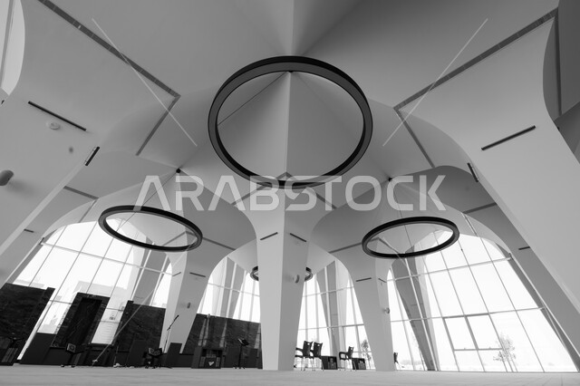 صورة بالابيض والاسود من داخل مسجد الفارس في الرياض بالمملكة العربية السعودية، اشكال هندسية، تصاميم وديكورات، الفن الهندسي المعماري، معالم الرياض، اماكن اسلامية مقدسة