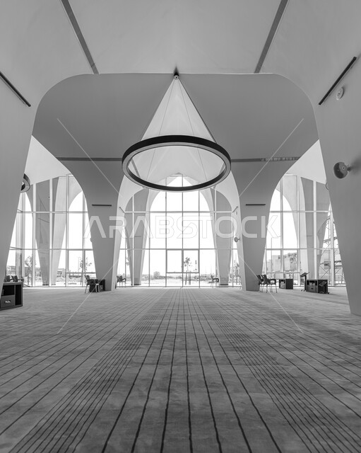 صورة بالابيض والاسود من داخل مسجد الفارس في الرياض بالمملكة العربية السعودية، اشكال هندسية، تصاميم وديكورات، الفن الهندسي المعماري، معالم الرياض، اماكن اسلامية مقدسة