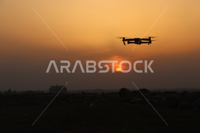 طائرة درون تحلق في السماء وقت غروب الشمس، طائرة بدون طيار، طائرة تصوير جوي