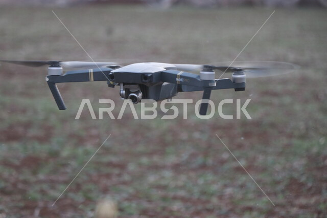 صورة مقربة لطائرة درون تحلق في السماء، طائرة بدون طيار، طائرة تصوير جوي