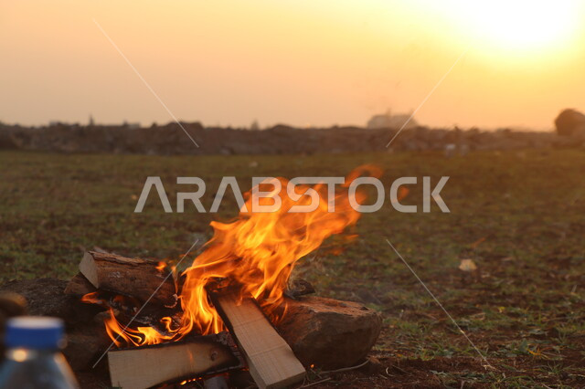 النيران المشتعلة  في الحطب، اللهب الأحمر، الطبيعة الصحراوية، شبة نار، كشتة بر