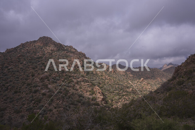 الجبال والمرتفعات، القمم الجبلية، السماء الملبدة بالغيوم، اجواء شتوية، الطبيعة الجبلية، التضاريس الجبلية