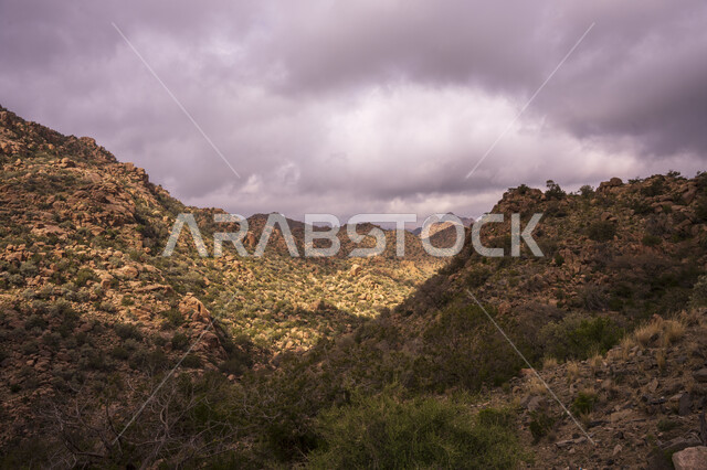 الجبال والمرتفعات، القمم الجبلية، السماء الملبدة بالغيوم، اجواء شتوية، الطبيعة الجبلية، التضاريس الجبلية