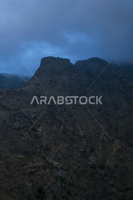الجبال والمرتفعات، القمم الجبلية، السماء الملبدة بالغيوم، اجواء شتوية، الطبيعة الجبلية، التضاريس الجبلية