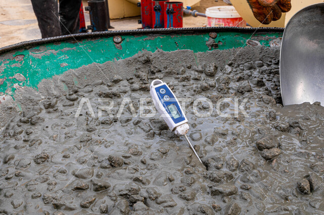 صورة مقربة لاسمنت مخلوط بالحصى، تحضير وتجهيز الاسمنت، اوعية تعبئة الاسمنت، اعمال البناء، خلط الاسمنت