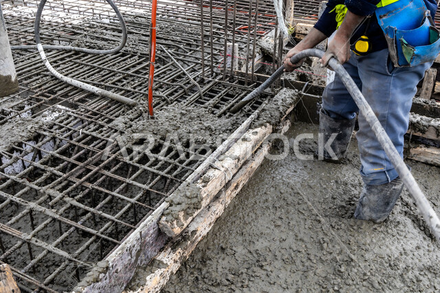 عمال البناء يقومو باعمال بناء الاسقف، معدات وادوات البناء، اعمال البناء، اسياخ معدنية، الحديد الصلب