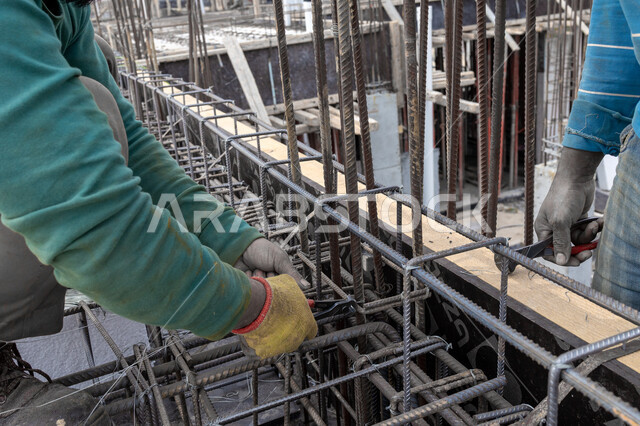 عمال البناء يقومو باعمال بناء الاسقف، معدات وادوات البناء، اعمال البناء، اسياخ معدنية، الحديد الصلب