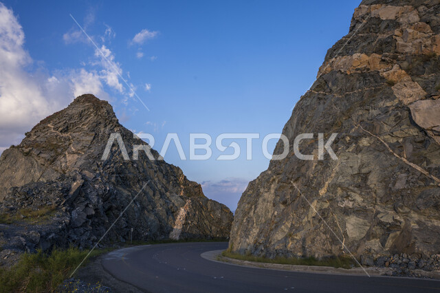 طريق اسفلتي وسط الجبال، الجبال والمرتفعات الصخرية، الطبيعة الجبلية، التضاريس الجبلية