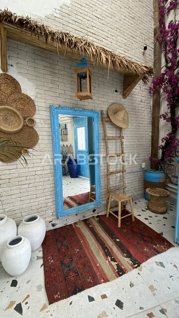 مرايا بإطار ازرق، بيت تاريخي اثري، قش، فخارات، كرسي خشبي، بيوت شعبية