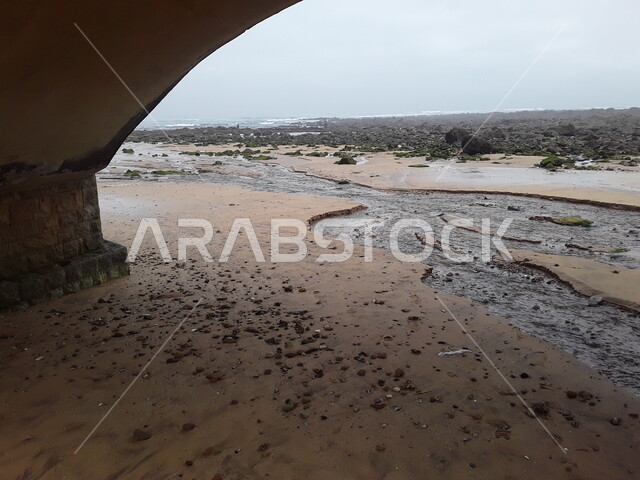 مجرى مياه في الرمال، رمال البحر، شاطئ البحر، انحسار المياه، المد والجزر، سيول الماء، مناظر طبيعية