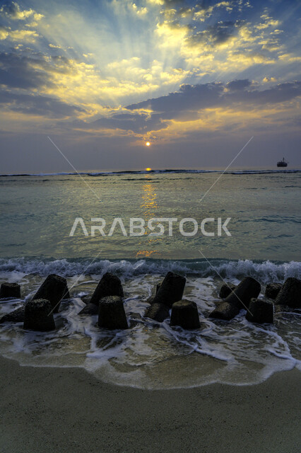 انعكاس الشمس على البحر، امواج البحر، شاطئ البحر، غروب الشمس، هدوء البحر، مناظر طبيعية خلابة، الطبيعة البحرية، خلفية الطبيعة