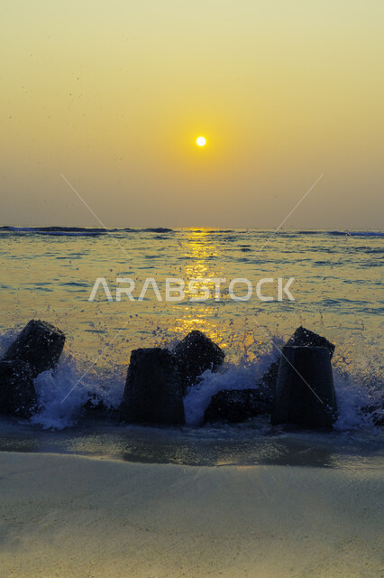 انعكاس الشمس على البحر، امواج البحر، شاطئ البحر، غروب الشمس، هدوء البحر، مناظر طبيعية خلابة، الطبيعة البحرية، خلفية الطبيعة