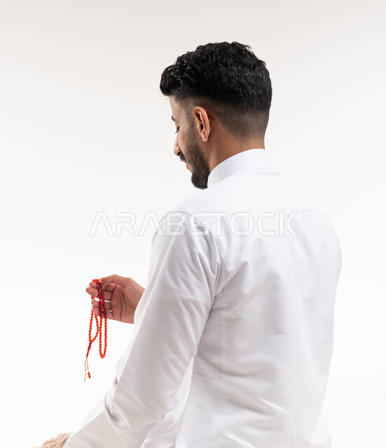بورتريه لرجل عربي خليجي سعودي ، بيده السبحة ،  التسبيح وذكر الله تعالى ، أدعية وأذكار ، إسلاميات وعبادة ، خلفية بيضاء