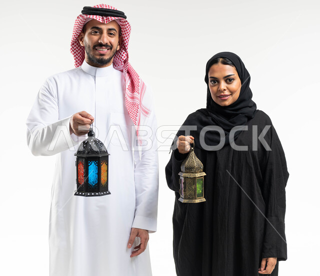بورتريه لزوجان عربيان خليجيان سعوديان ، فانوس رمضان ، الإستعداد لقدوم شهر رمضان المبارك ، المناسبات الدينية والأعياد الإسلامية ، رمضان كريم ، إسلاميات وعبادة ، خلفية بيضاء