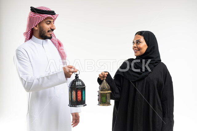 بورتريه لزوجان عربيان خليجيان سعوديان ، فانوس رمضان ، الإستعداد لقدوم شهر رمضان المبارك ، المناسبات الدينية والأعياد الإسلامية ، رمضان كريم ، إسلاميات وعبادة ، خلفية بيضاء