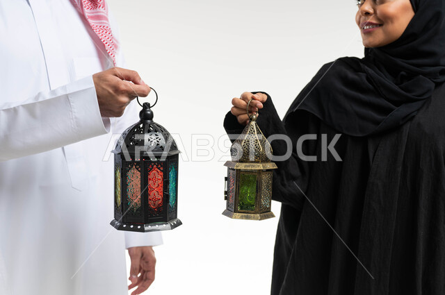 صورة مقربة لزوجان عربيان خليجيان سعوديان ، فانوس رمضان ، الإستعداد لقدوم شهر رمضان المبارك ، المناسبات الدينية والأعياد الإسلامية ، رمضان كريم ، إسلاميات وعبادة ، خلفية بيضاء