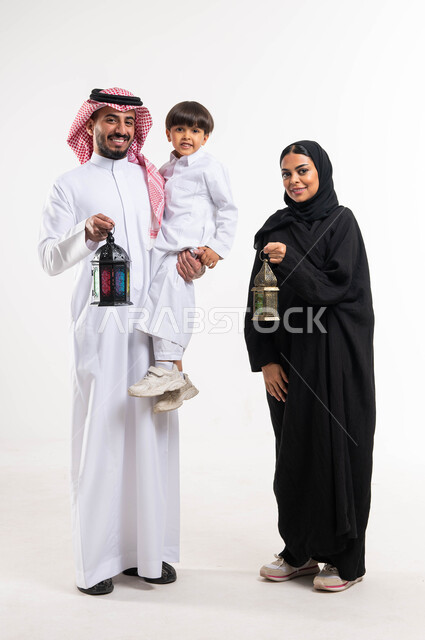 بورتريه لعائلة عربية خليجية سعودية ، فانوس رمضان ، الإستعداد لقدوم شهر رمضان المبارك ، المناسبات الدينية والأعياد الإسلامية ، رمضان كريم ، إسلاميات وعبادة ، خلفية بيضاء ، صورة بالطول الكامل