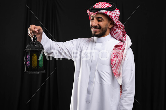 بورتريه لرجل عربي خليجي سعودي ، فانوس رمضان ، الإستعداد لقدوم شهر رمضان المبارك ، المناسبات الدينية والأعياد الإسلامية ، رمضان كريم ، إسلاميات وعبادة ، خلفية سوداء