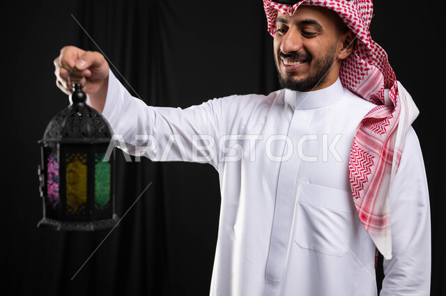 بورتريه لرجل عربي خليجي سعودي ، فانوس رمضان ، الإستعداد لقدوم شهر رمضان المبارك ، المناسبات الدينية والأعياد الإسلامية ، رمضان كريم ، إسلاميات وعبادة ، خلفية سوداء