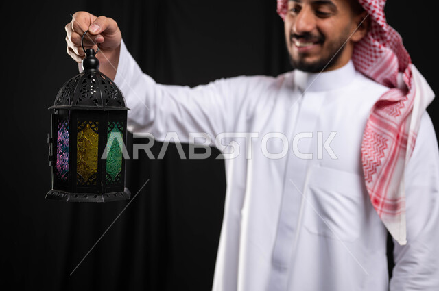 بورتريه لرجل عربي خليجي سعودي ، فانوس رمضان ، الإستعداد لقدوم شهر رمضان المبارك ، المناسبات الدينية والأعياد الإسلامية ، رمضان كريم ، إسلاميات وعبادة ، خلفية سوداء