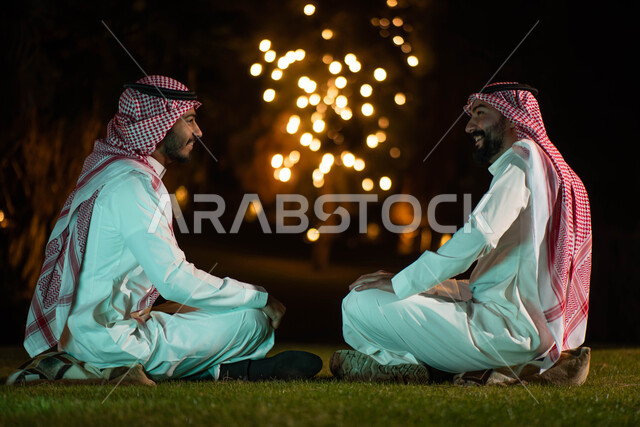 شابان عربيان خليجيان سعوديان يقضيان اوقات ممتعة، اجلسة شبابية، صداقات شباب، نقاشات وحوارات، حدائق ومنتزهات