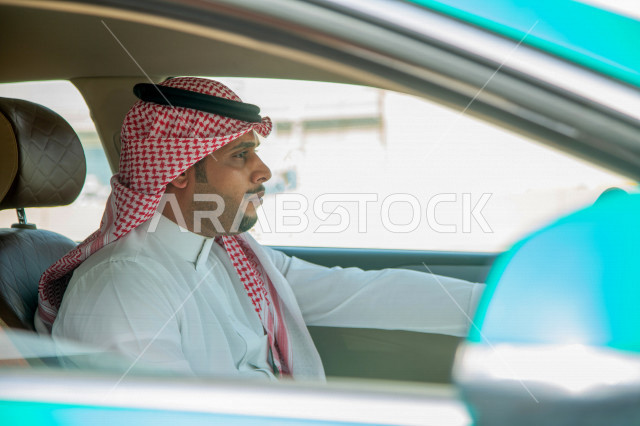 سائق عربي خليجي سعودي يقود سيارة الاجرة  ،خدمة توصيل الركاب ، خدمات النقل الامنة ، دروس القيادة ، التاكسي الاخضر في السعودية