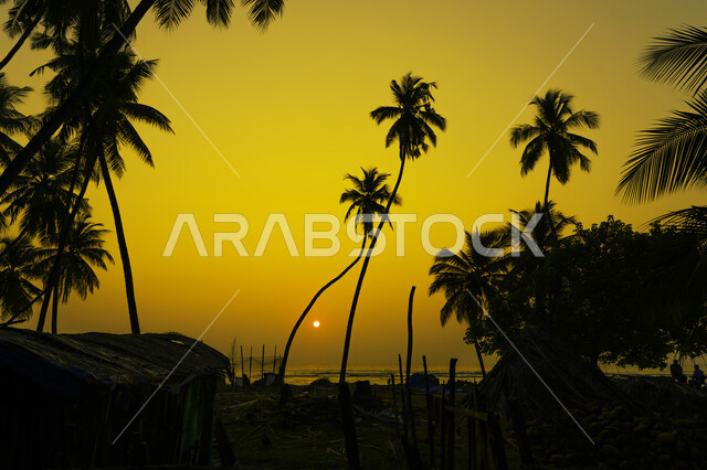 غروب الشمس على شاطئ البحر ، منظر الغروب على شاطئ البحر ، جمال السماء والمناظر الطبيعية الخلابة ، خلفية الطبيعة ، المناظر البحرية الهادئة ، هدوء وجمال البحر وقت الغروب ، تأمل البحر وقت غروب الشمس .