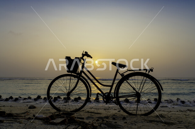 غروب الشمس على شاطئ البحر ، منظر الغروب على شاطئ البحر ، جمال السماء والمناظر الطبيعية الخلابة ، خلفية الطبيعة ، المناظر البحرية الهادئة ، هدوء وجمال البحر وقت الغروب ، تأمل البحر وقت غروب الشمس .