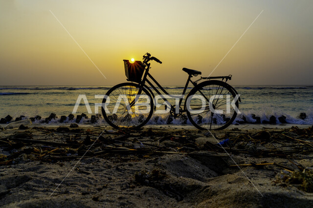 غروب الشمس على شاطئ البحر ، منظر الغروب على شاطئ البحر ، جمال السماء والمناظر الطبيعية الخلابة ، خلفية الطبيعة ، المناظر البحرية الهادئة ، هدوء وجمال البحر وقت الغروب ، تأمل البحر وقت غروب الشمس .