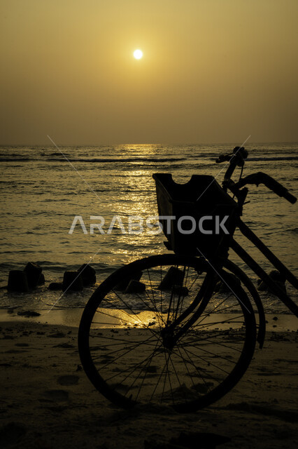 غروب الشمس على شاطئ البحر ، منظر الغروب على شاطئ البحر ، جمال السماء والمناظر الطبيعية الخلابة ، خلفية الطبيعة ، المناظر البحرية الهادئة ، هدوء وجمال البحر وقت الغروب ، تأمل البحر وقت غروب الشمس .