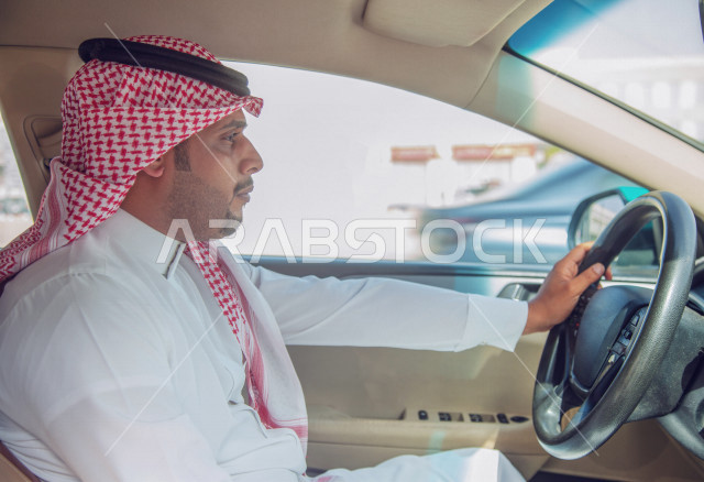 سائق عربي خليجي سعودي يقود سيارة الاجرة  ،خدمة توصيل الركاب ، خدمات النقل الامنة ، دروس القيادة ، التاكسي الاخضر في السعودية
