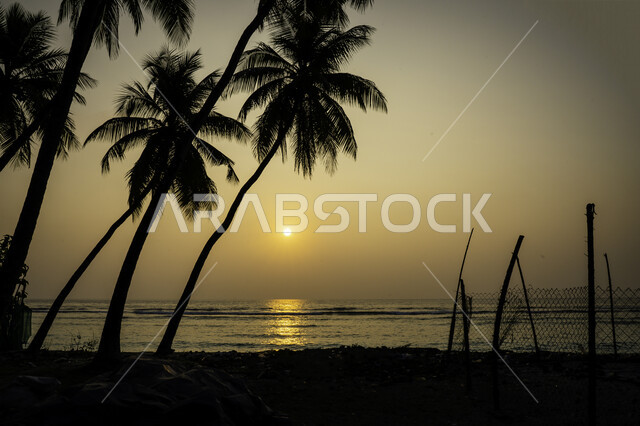 غروب الشمس على شاطئ البحر ، منظر الغروب على شاطئ البحر ، جمال السماء والمناظر الطبيعية الخلابة ، خلفية الطبيعة ، المناظر البحرية الهادئة ، هدوء وجمال البحر وقت الغروب ، تأمل البحر وقت غروب الشمس .